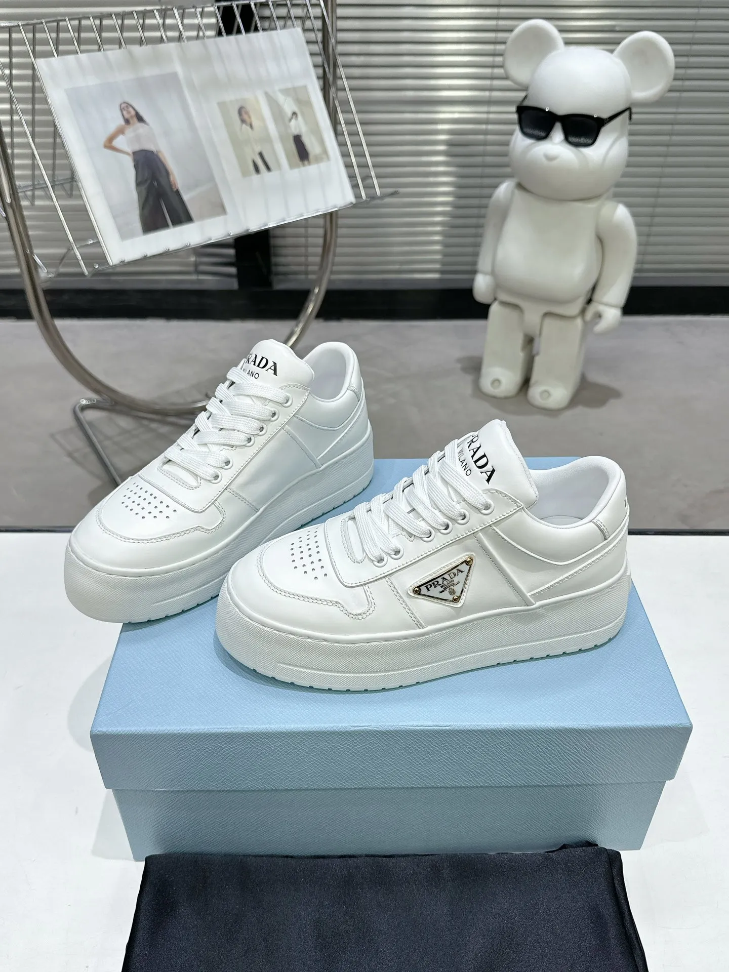 👟👟Ex-factory price 520👟👟 Prada Latest Downtown Bold series Thick-soled Platform Shoes Triangle Logo Casual Sports Shoes White Shoes Original purchase, development and production Downtown Bold sneakers are inspired by the basketball shoes of the 1980s, with sporty design and exquisite details. Crafted from perforated leather, the statement platform sole provides a unique, modern style. The Prada logo is interpreted from different angles, decorated with the iconic enamel-coated triangular metal logo, highlighting the unique classic style. Exquisite packaging at the delivery counter🛍📦 ▪️Fabric: Original custom imported first-layer cowhide ▪️Inner lining: Original imported soft sheepskin ▪️Outsole: Original molded ultra-light foam material ▪️Sole thickness: 4.5CM ▪️Size: Women's 35-40